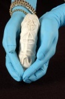 Gants, godemichet et bracelets