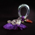 Poire à seins, vase, colliers, rouge à lèvres